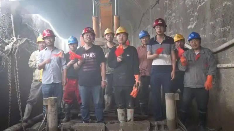 搭上养老金买的房自己却做不了主?宁波一小区业主因封窗问题跟物业开战!保安竟蹲到家门口,太荒唐…